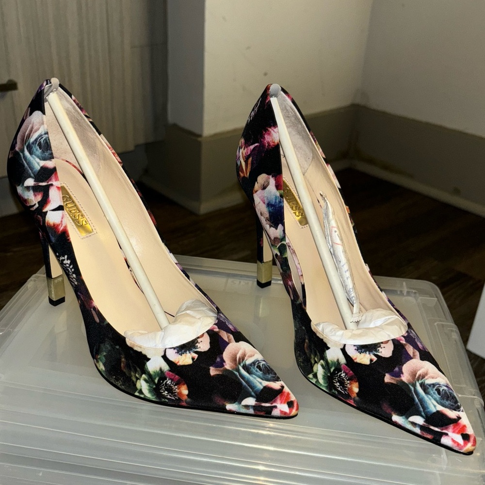 Guess floral pumps